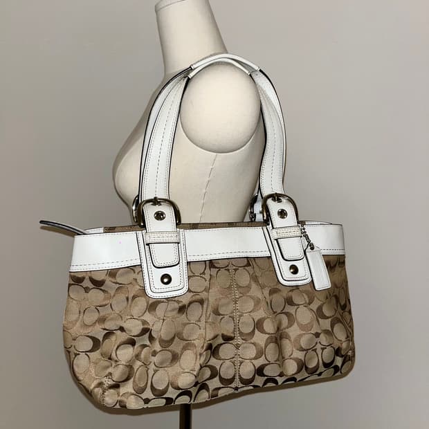📦 Coach basic white&beige Shoulder Bag