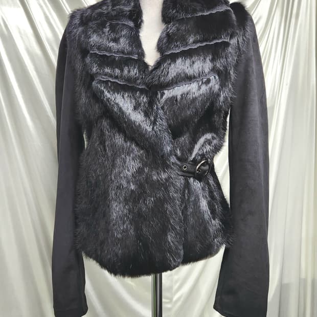 Black Fur Short Jacket ✦ 허리 슬림라인 실루엣
