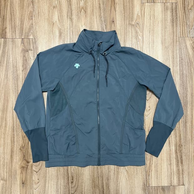 데상트 트랙탑 져지