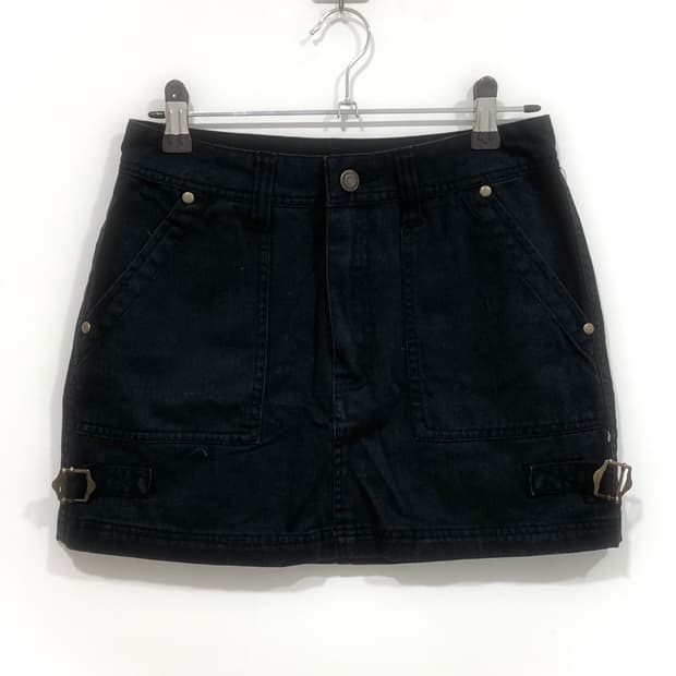 black buckle short skirt