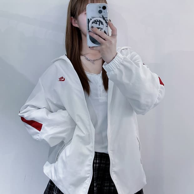 나이키 화이트 스우시 바람막이