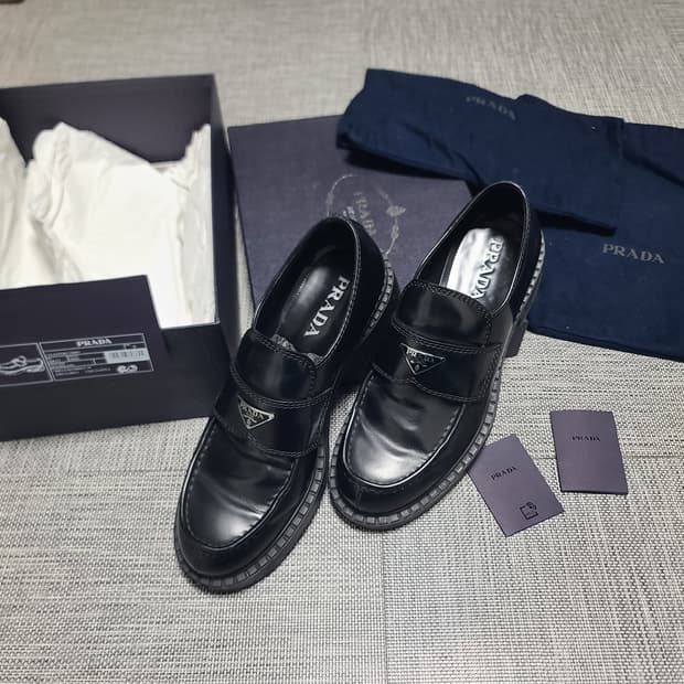 프라다 초콜릿 브러시드 레더 로퍼 9 사이즈