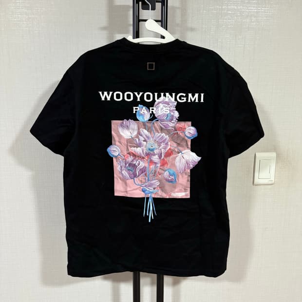 우영미 3d 플라워 백로고 반팔 블랙