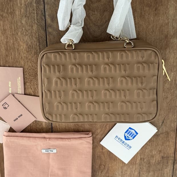 미우미우 로고 엠보싱 가죽 탑 핸들백 브라운