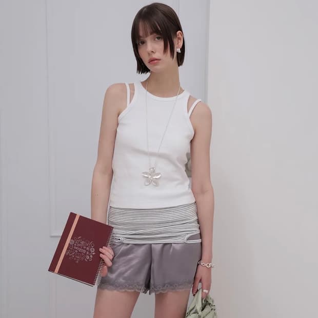 민더리 CURVE STRAP SLEEVELESS - WHITE