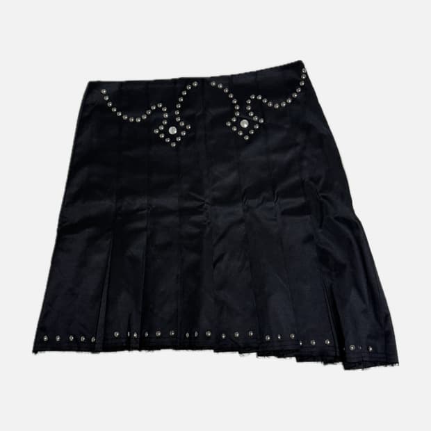 YEEL STUDDED PLEATED MIDI SKIRT BLACK