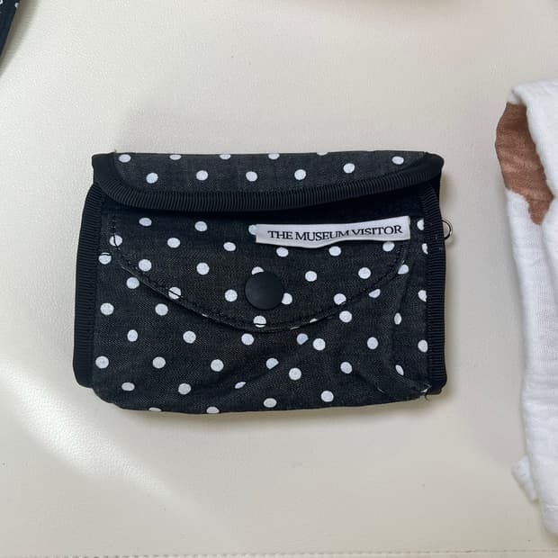 더뮤지엄비지터 도트 지갑