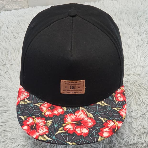 L7-4:DC SHOES 하와이안 플라워 브림 블랙 스냅백(56-59cm