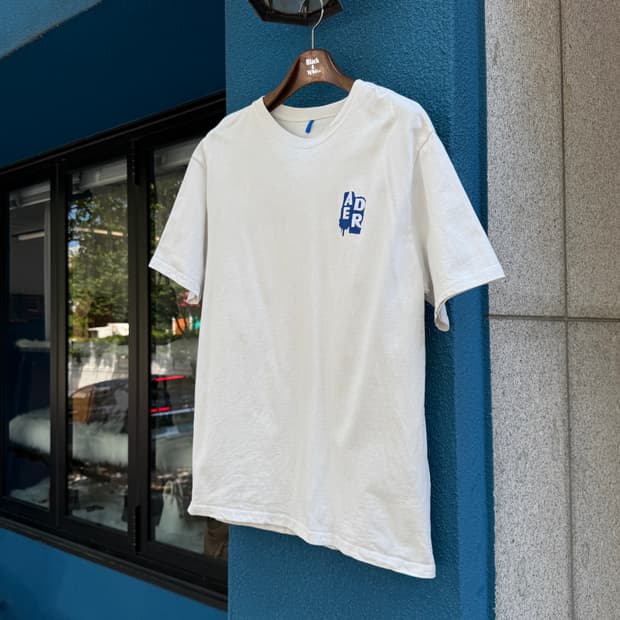 아더에러 성수 화이트 그래픽 반팔 A3