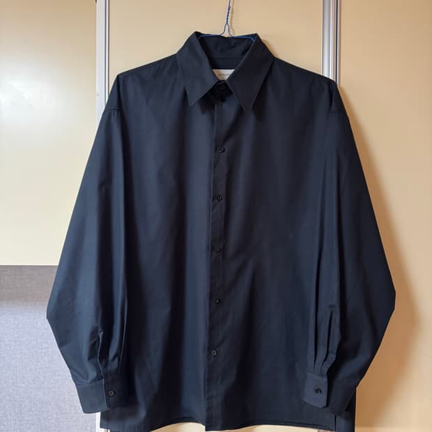 르메르 레귤러 칼라 트위스트 셔츠 블랙(캐비어) 50