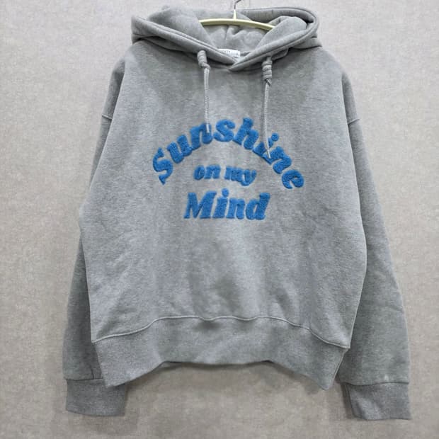 레터링 자수 크롭 후드티