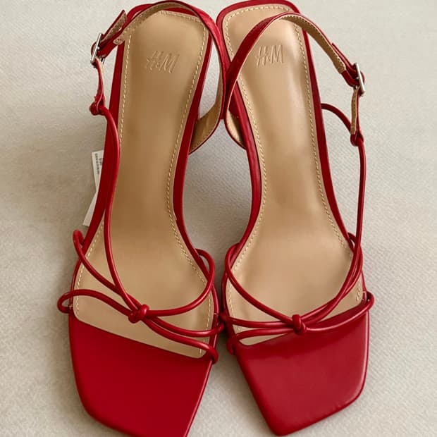 H&M 레드 스트랩 샌들