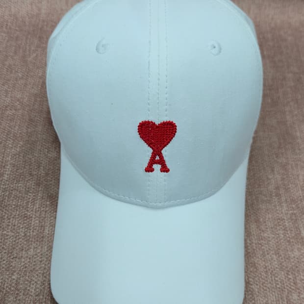 아미 정품- AMI 하트 로고 베이스볼 캡 (화이트)