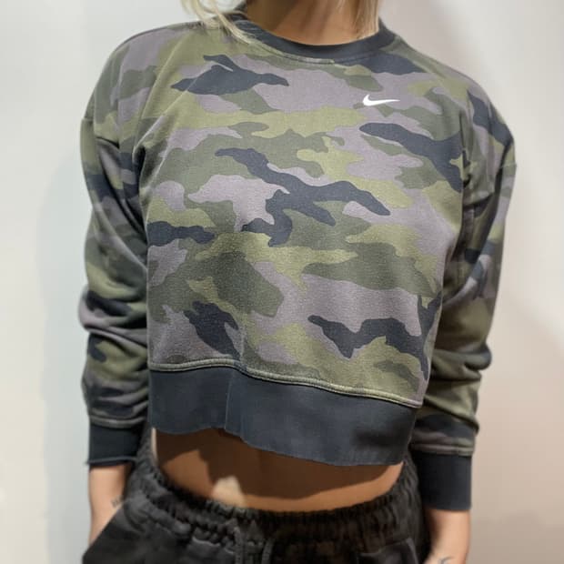 나이키 카모 크롭 맨투맨