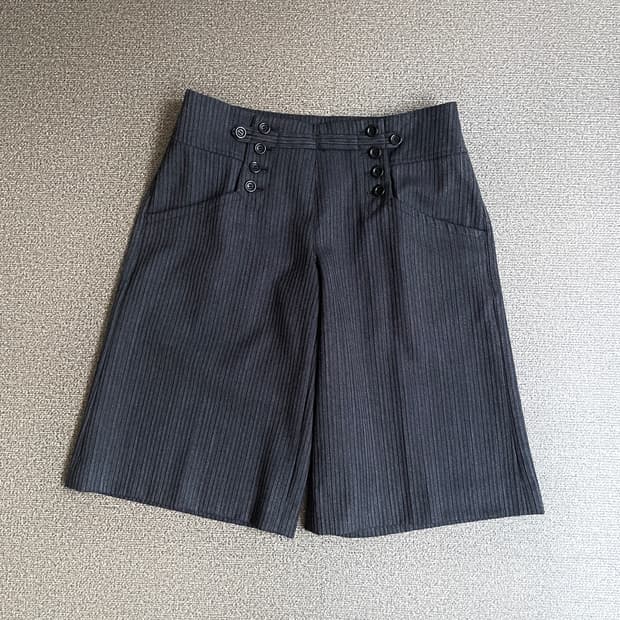 단추 디테일 스트라이프 하프 팬츠