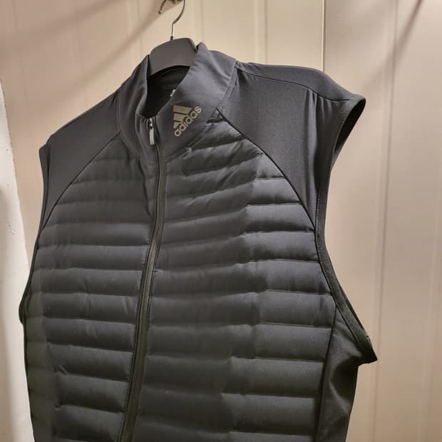 [110]아디다스 기능성 경량 패딩 조끼 블랙