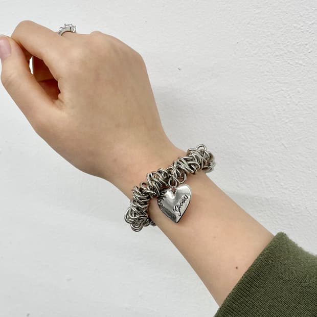 게스 하트 로고 실버 팔찌