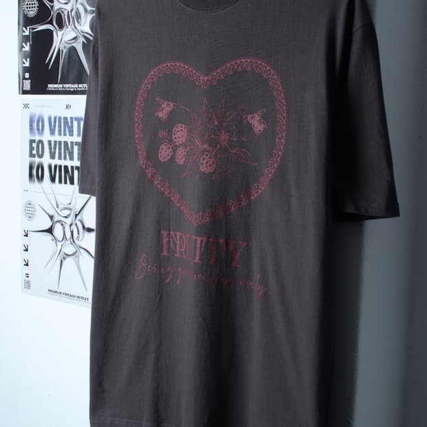 W(L-XL) 일리고 반팔 티셔츠 프루티 오버핏 차콜-H31180