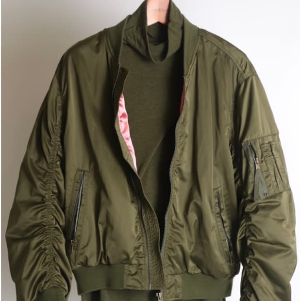 비꼴리끄 뒷판 자수 자켓