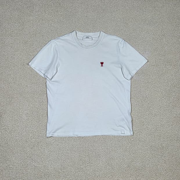 [아미] 아미 드 쾨르 스몰 하트 자수 반팔 티셔츠 | S00055