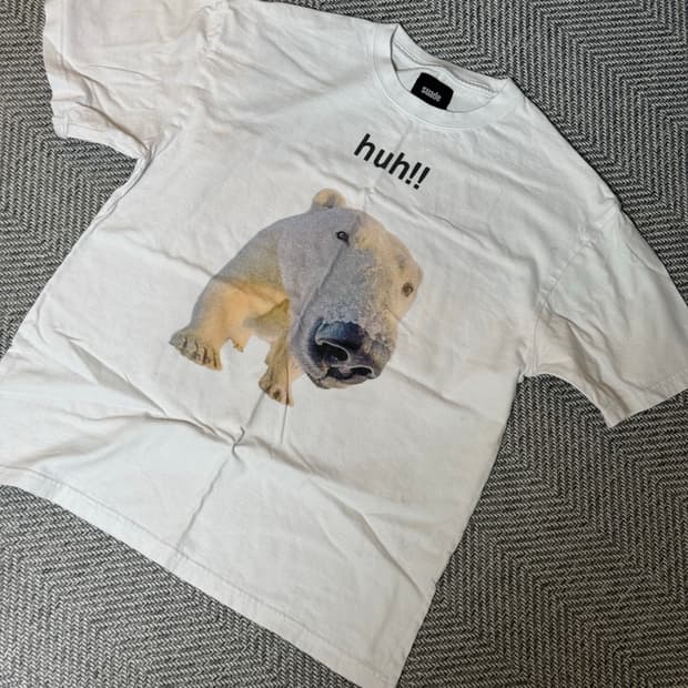 스웨이드 허 반팔티 화이트 판매합니다 (huh!!)