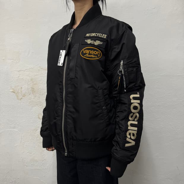 VANSON 블랙 패치로고 후면 스펠 페더 자수 MA-1 플라이트 자켓