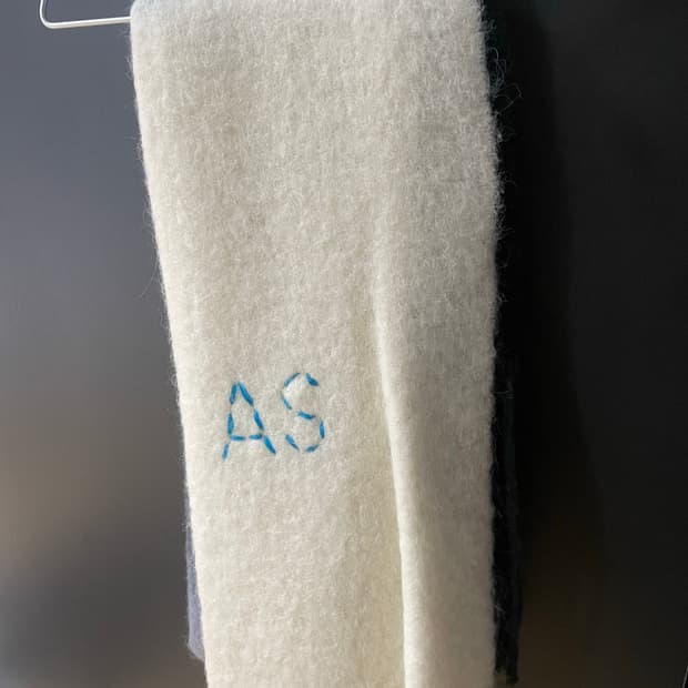 아크네 스튜디오 목도리 머플러 흰ㅡ그레이 그라데이션