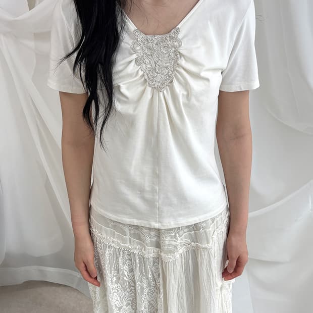 Jiyuku neck lace motive point shirring T