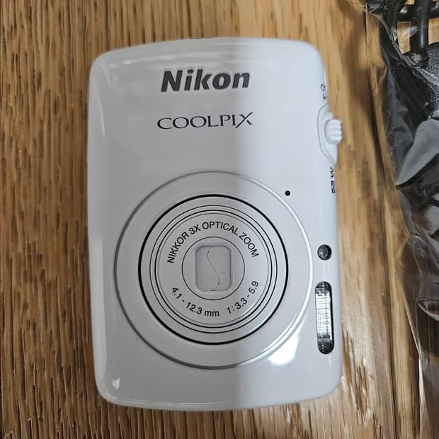 니콘 쿨픽스 s01 화이트(희귀) 팝니다