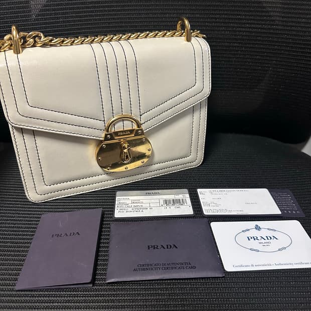 프라다 락패킥 화이트 체인백 (OS)