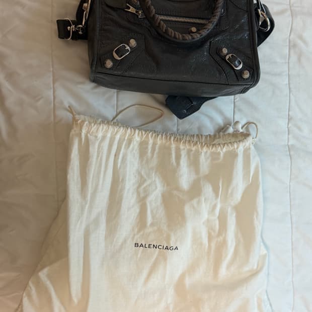 발렌시아가 모터백 팝니다