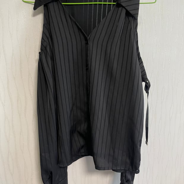 블랙 스트라이프 오프숄더 블라우스