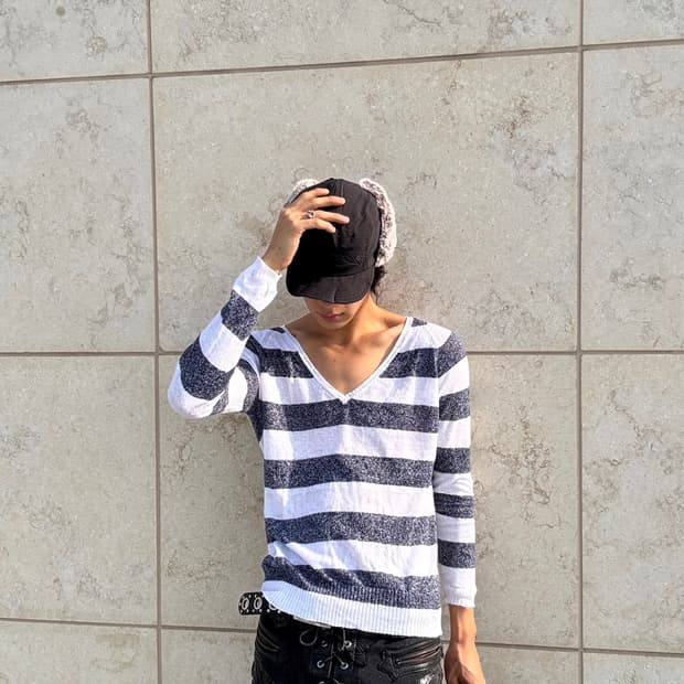 “Vintage”V-Neck Stripe Sleeve