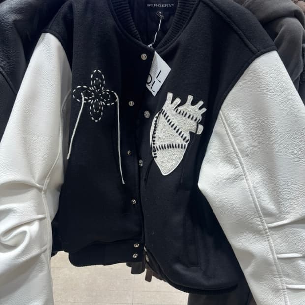 써저리 바시티 자켓 구합니다!