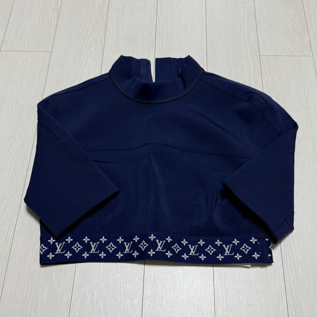 루이비통 크롭탑 
