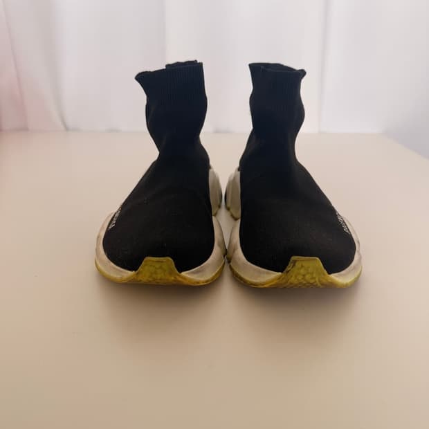   2 발렌시아가(Balenciaga)의 스피드 러너 235