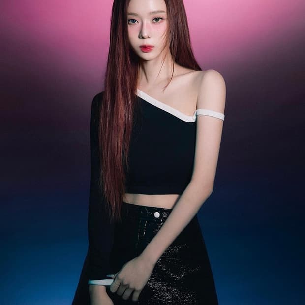 [윈터 착용]꾸레쥬 원 숄더 로고 크롭 롱슬리브 탑