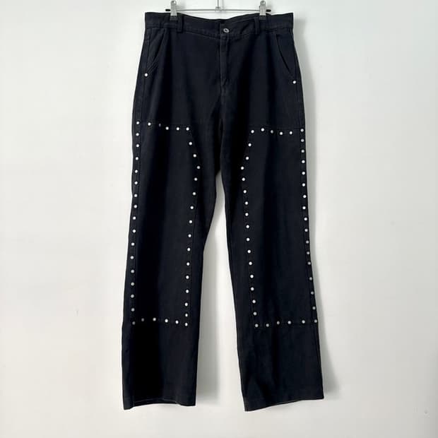 Square stud point pants / black
