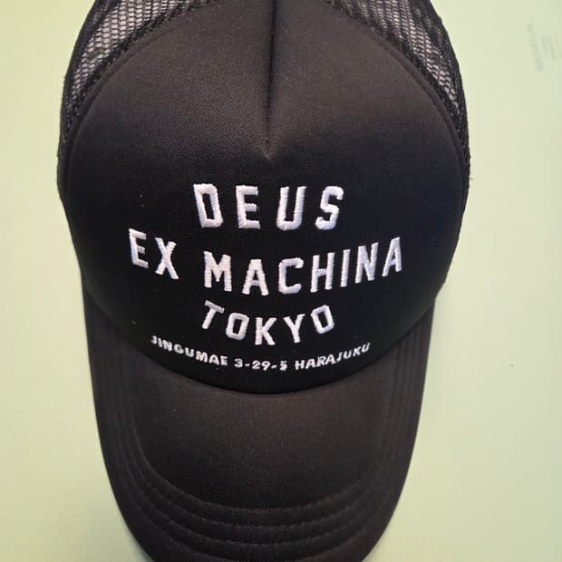 데우스 엑스 마키나 도쿄 모자