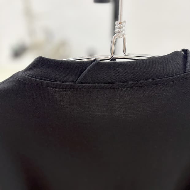 트위스트 넥 롱 슬리브