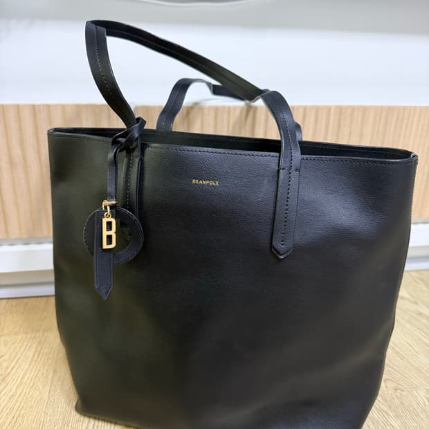 빈폴 블랙 가죽 숄퍼백