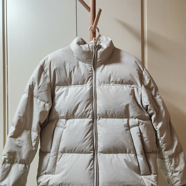 뉴발란스 유니 액티브 숏 구스다운 패딩(라이트베이지)