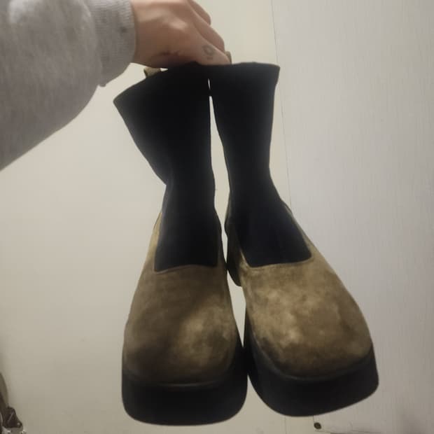 카키/블랙 스웨이드 스퀘어토 부츠