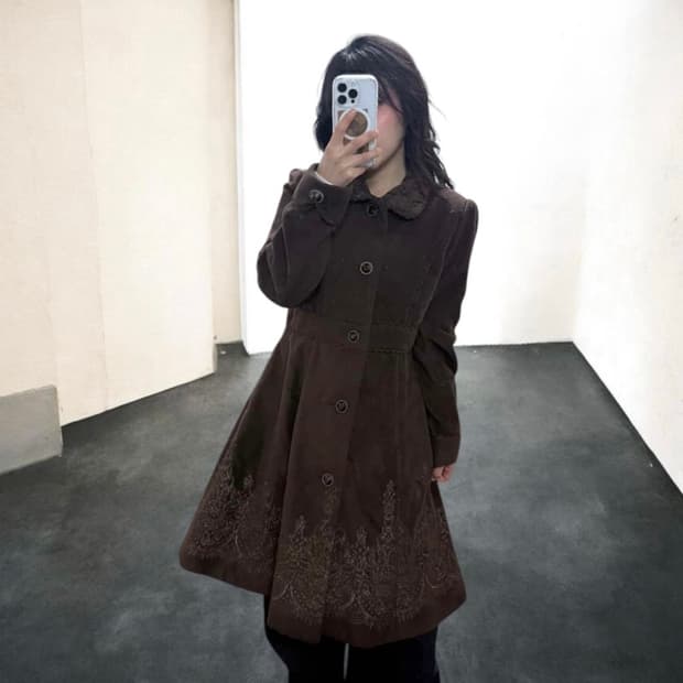 엑시즈팜 브라운 자수 플레어 코트