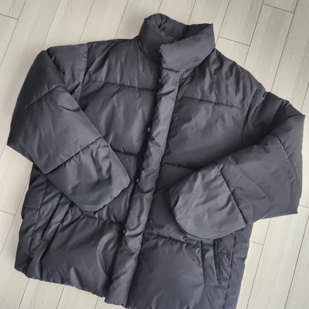 에잇세컨즈 남성 푸퍼 블랙 숏패딩 사이즈100(L)

얼핏보면 새거에요^