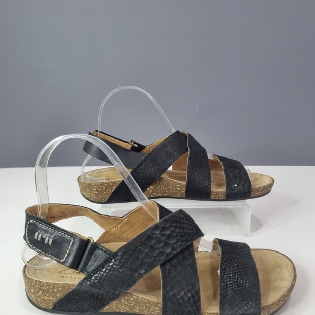 235 클락스 스트랩 샌들