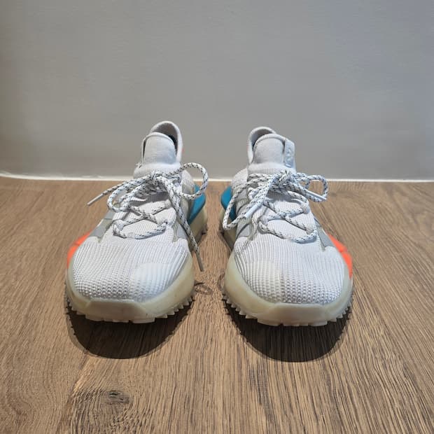이것은 아디다스 NMD S1 운동화입니다.

