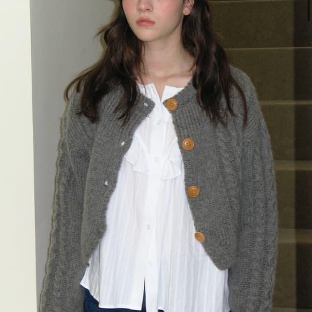 썸웨어버터 woodbutton cable cardigan 차콜