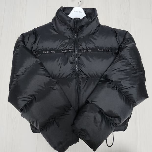 마뗑킴 테이핑 푸퍼 다운 패딩 블랙