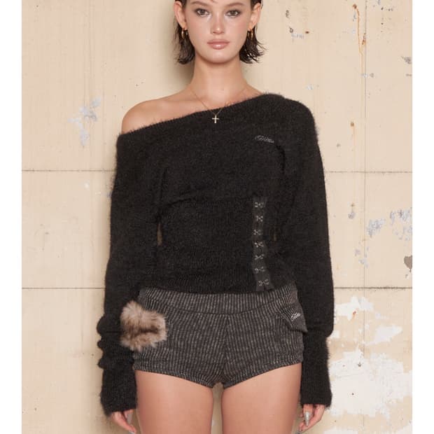 힐다 플러피 코르셋 원숄더 니트 블랙
